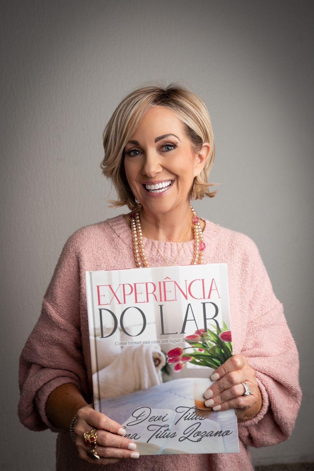 Trina Titus Lozano segurando o livro Experiência do Lar